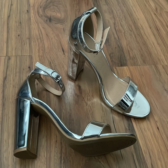 Vintage Charlotte Russe Metallic Silver Block Heels Ankle Strap Size 7 - Picture 14 of 15